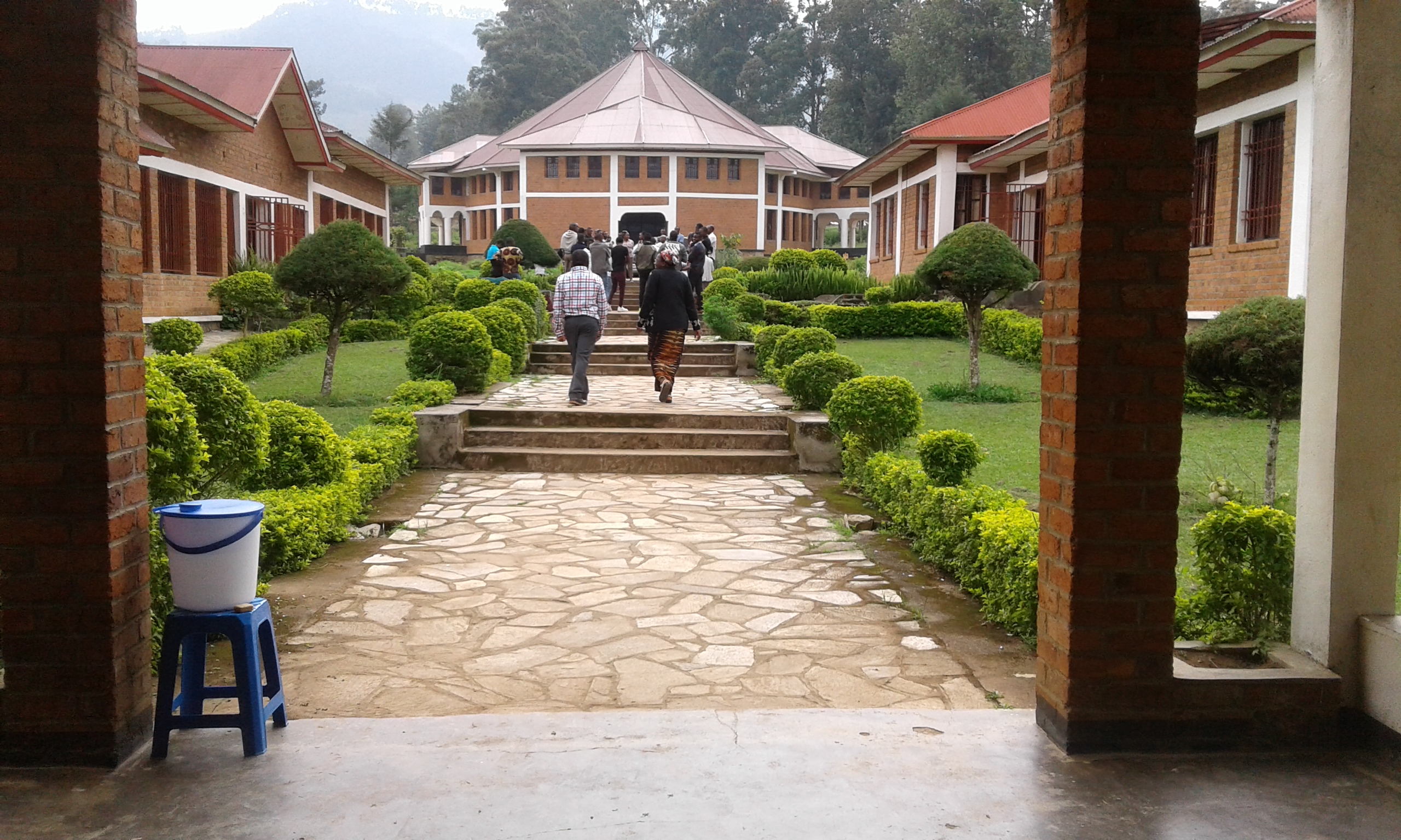 vers la salle polyvalente